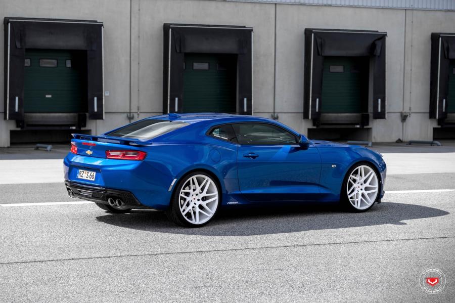  Chevrolet Camaro SS on Vossen Wheels (VPS-315T) 2017 года  (фото 10 из 22)